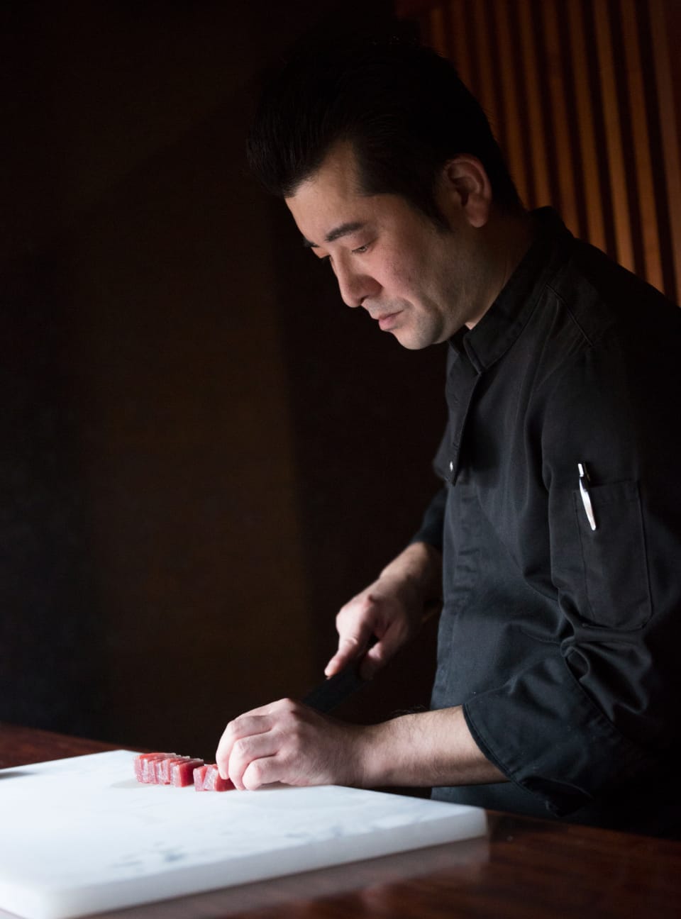 刺身を切っている料理人の写真